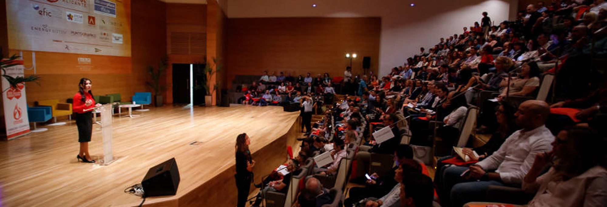 Organizan y presentan el evento Organizan y presentan el evento